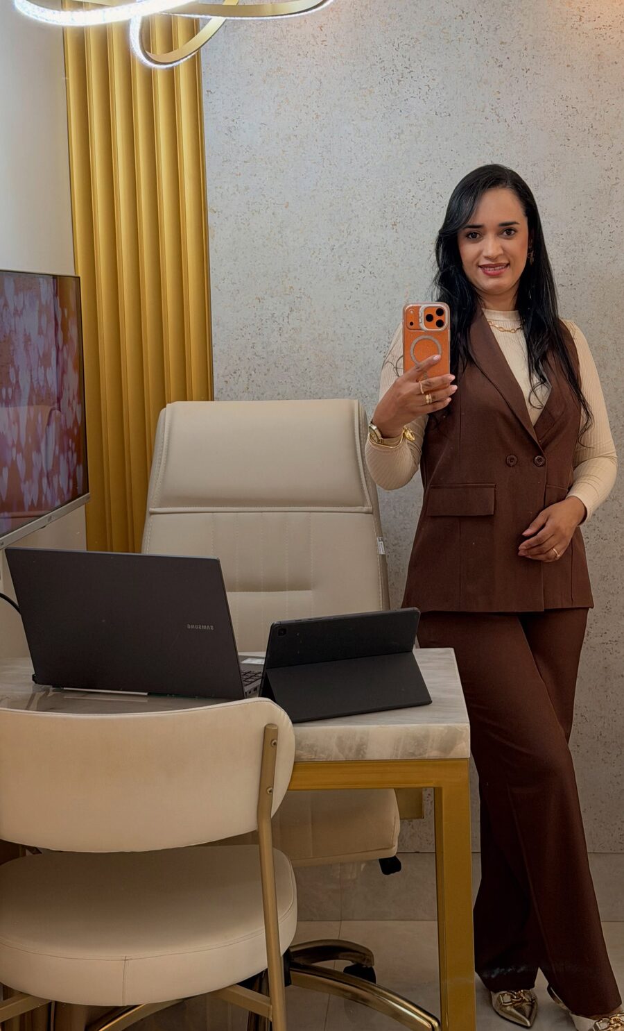 Dra. Lília Alves em seu consultório